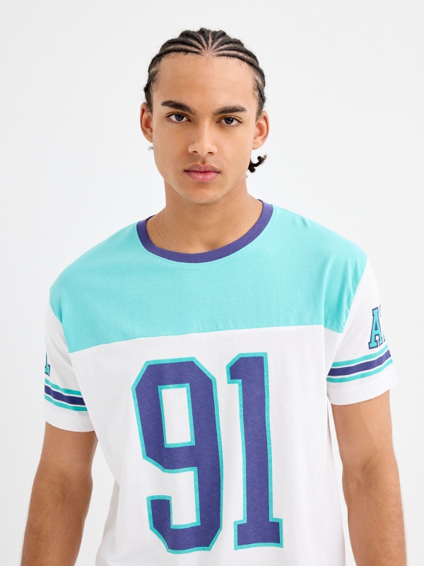Camiseta estampado deportivo blanco vista detalle