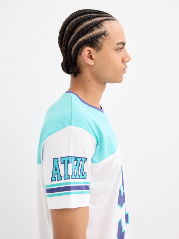 Camiseta estampado deportivo blanco vista detalle