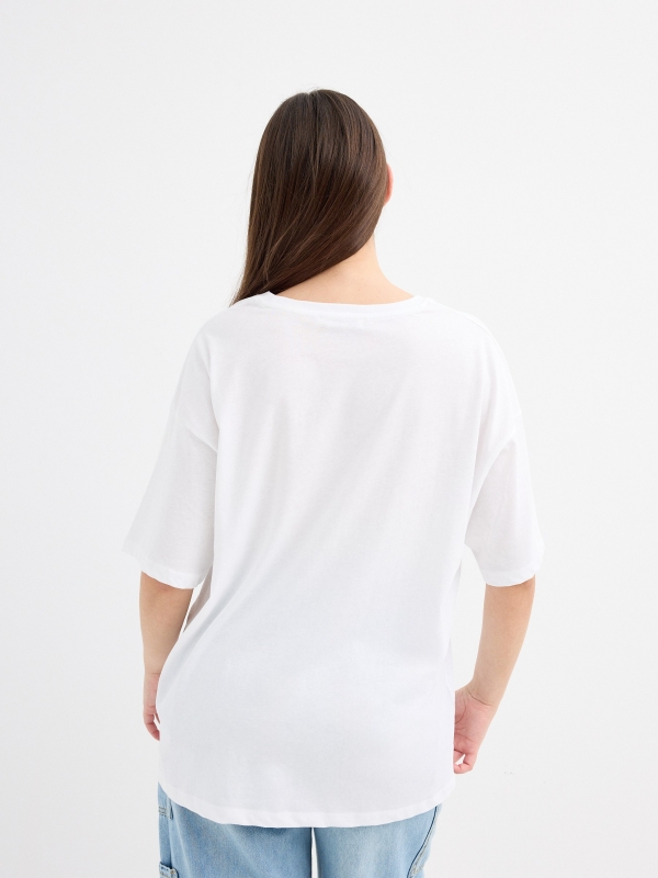 Camiseta oversized estampada combinada branco vista meia traseira