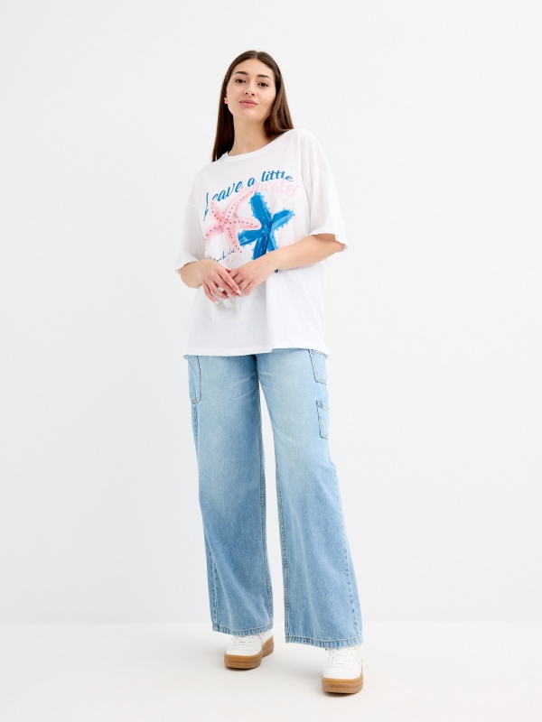 Camiseta oversized estampada combinada branco vista geral frontal
