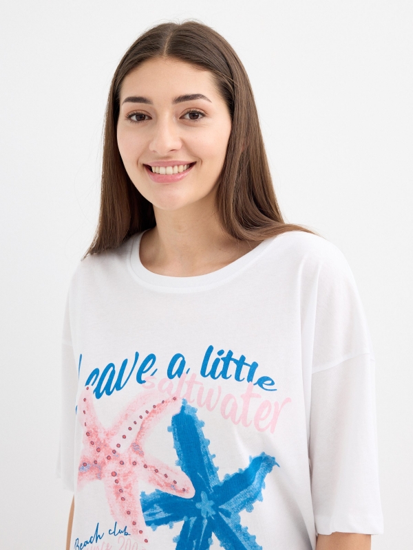 Camiseta oversized estampada combinada branco vista detalhe