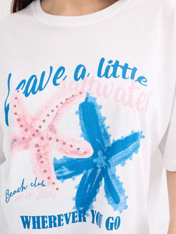 Camiseta oversized estampada combinada branco vista detalhe