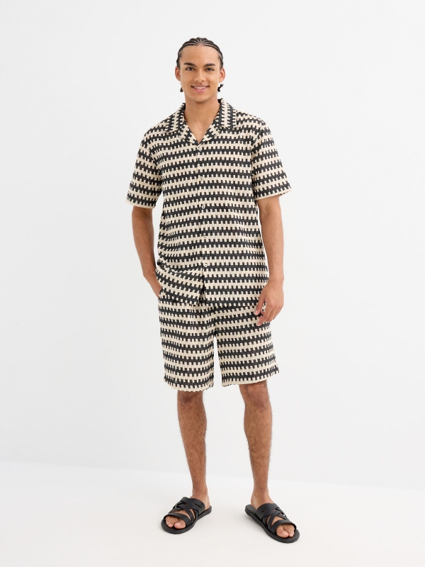 Bermuda jogger ponto texturizado preto vista geral frontal