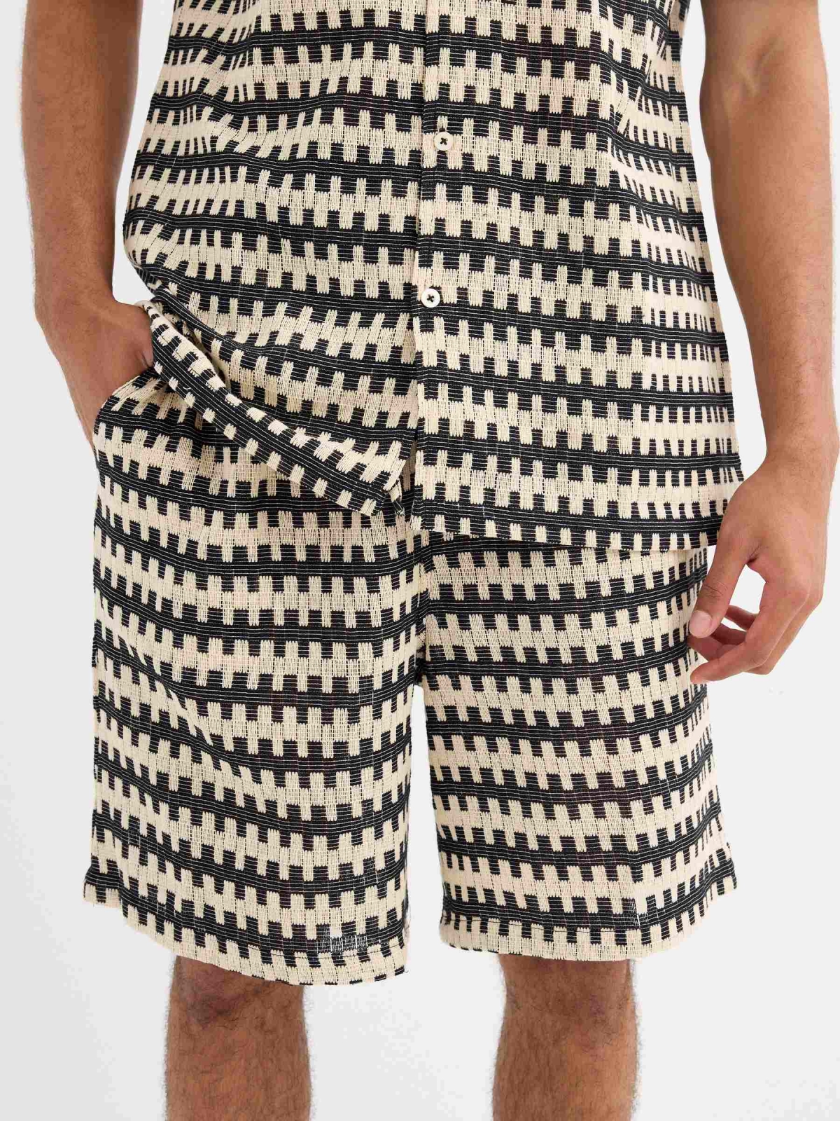 Bermuda jogger ponto texturizado preto vista detalhe