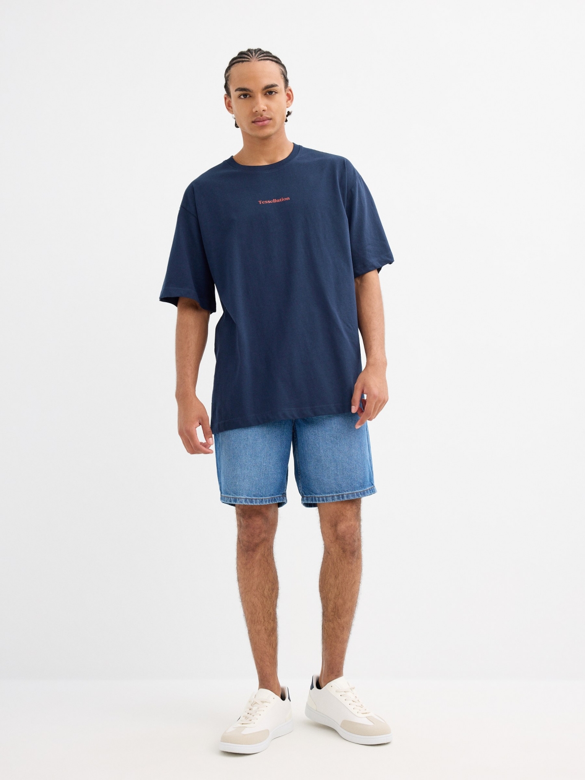 Camiseta estampa floral azul marinho vista geral frontal