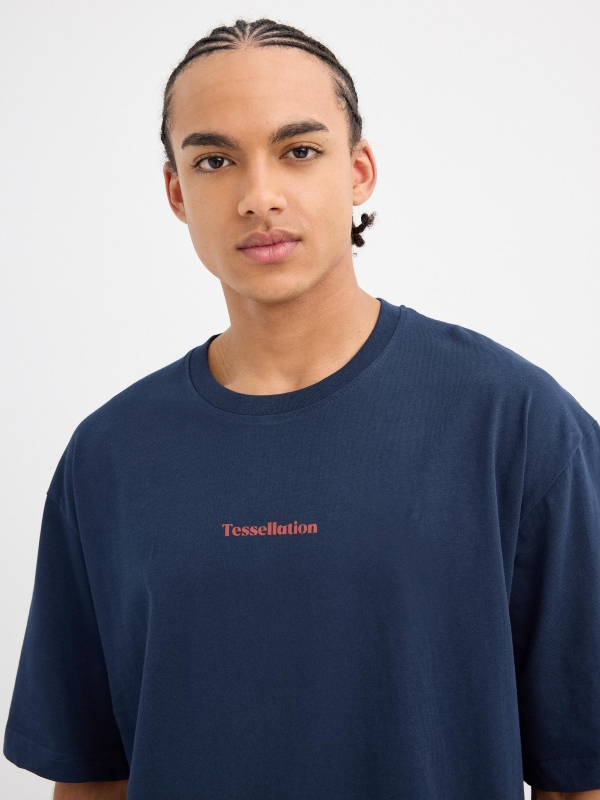 Camiseta estampa floral azul marinho vista detalhe