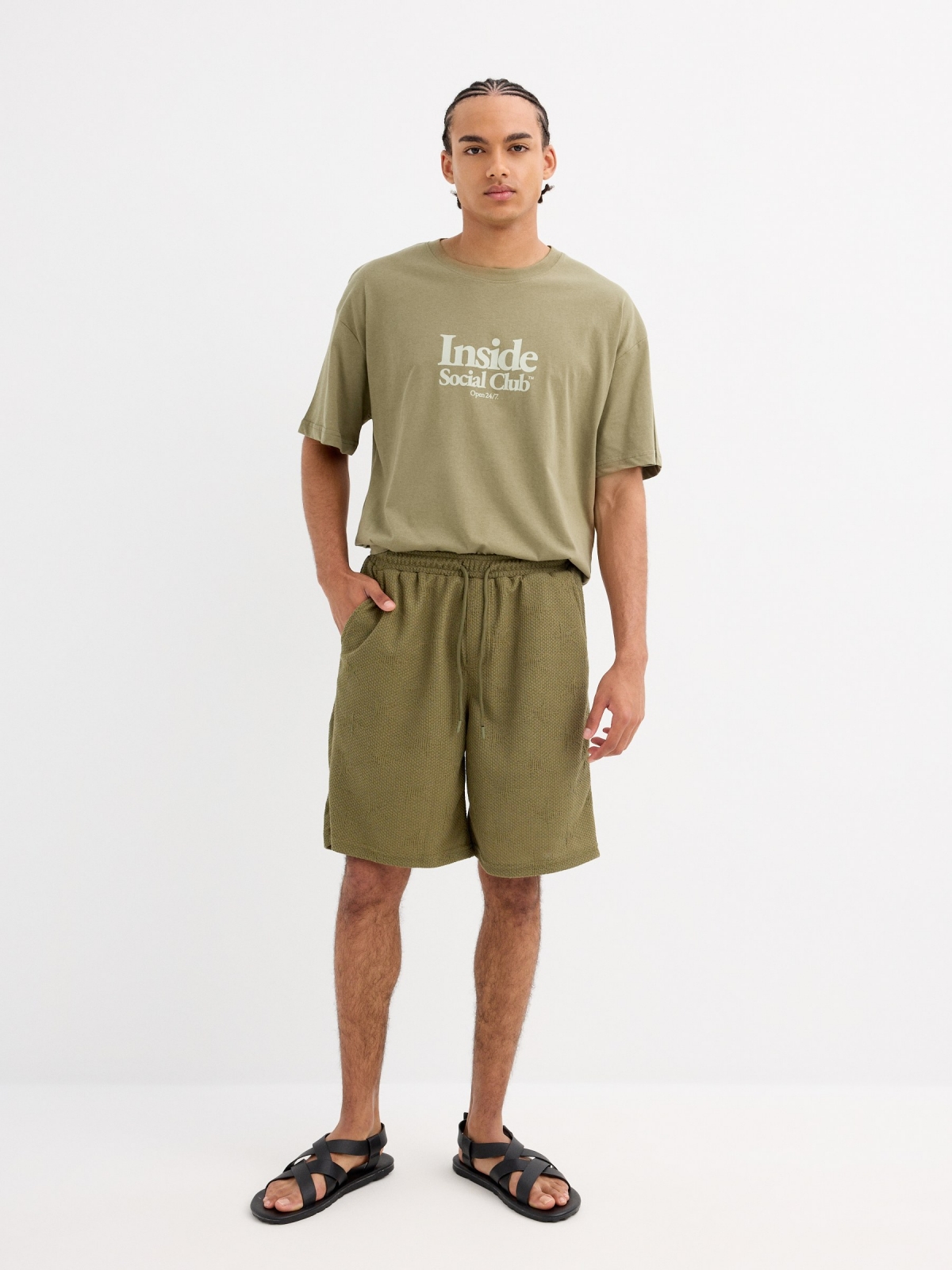 Bermuda jogger em ponto texturizado verde vista meia traseira