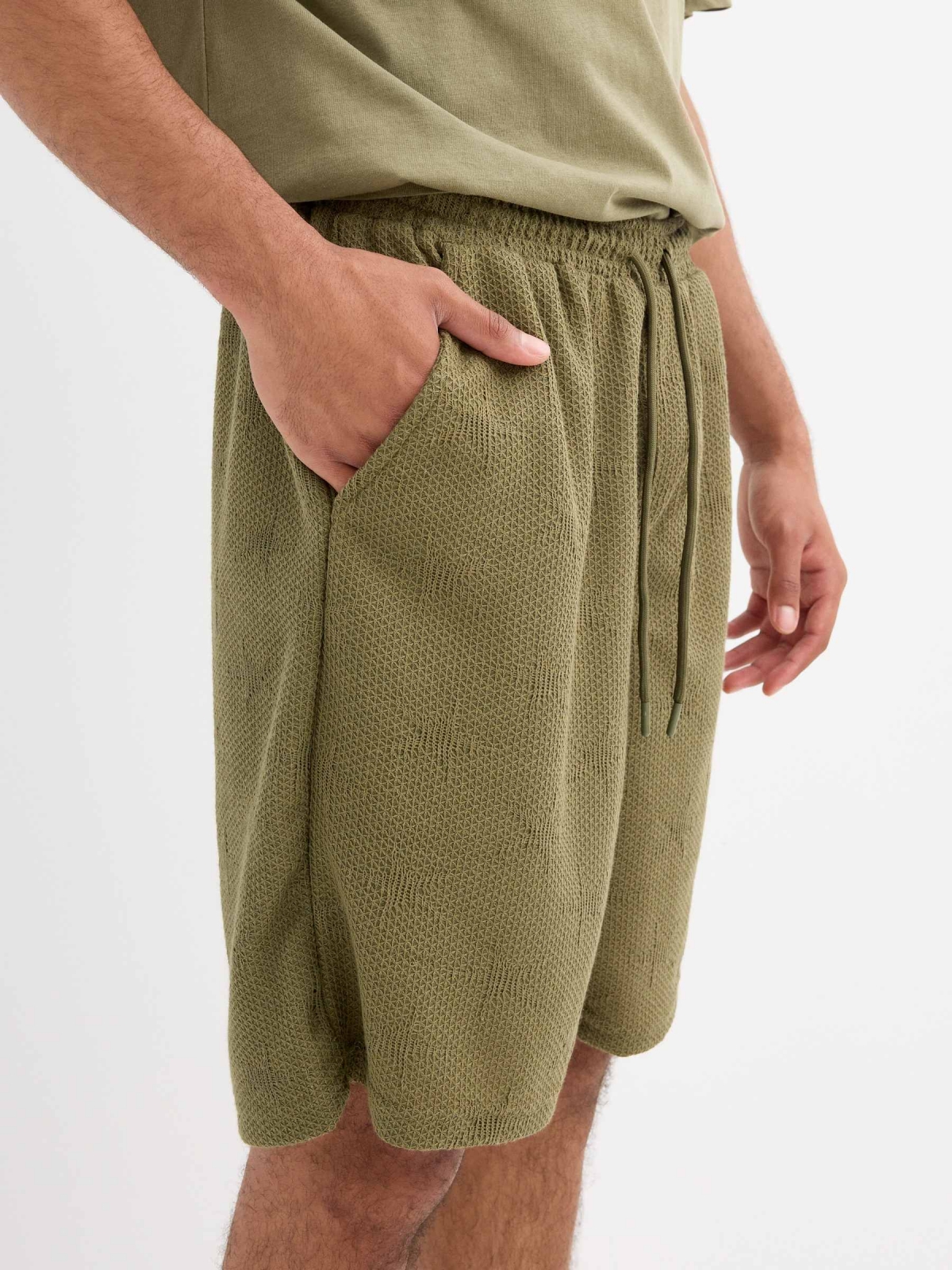 Bermuda jogger em ponto texturizado verde vista geral frontal