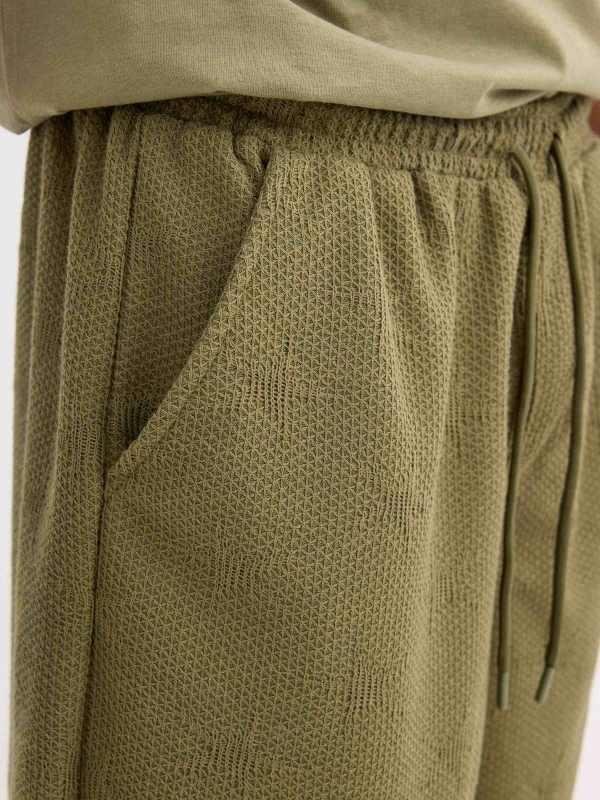 Bermuda jogger em ponto texturizado verde vista detalhe