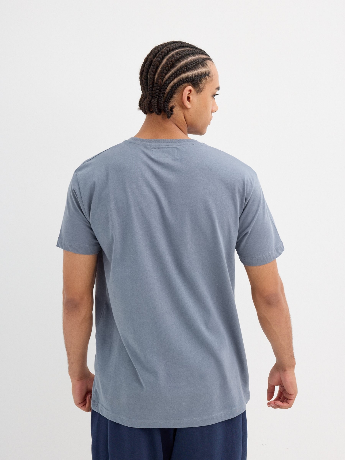Camiseta com texto estampado azul vista meia traseira