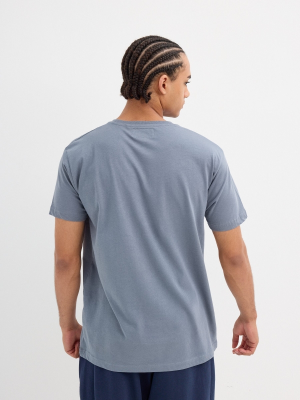Camiseta com texto estampado azul vista meia traseira