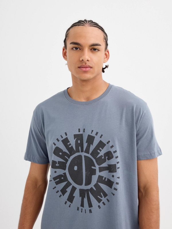 Camiseta com texto estampado azul vista detalhe