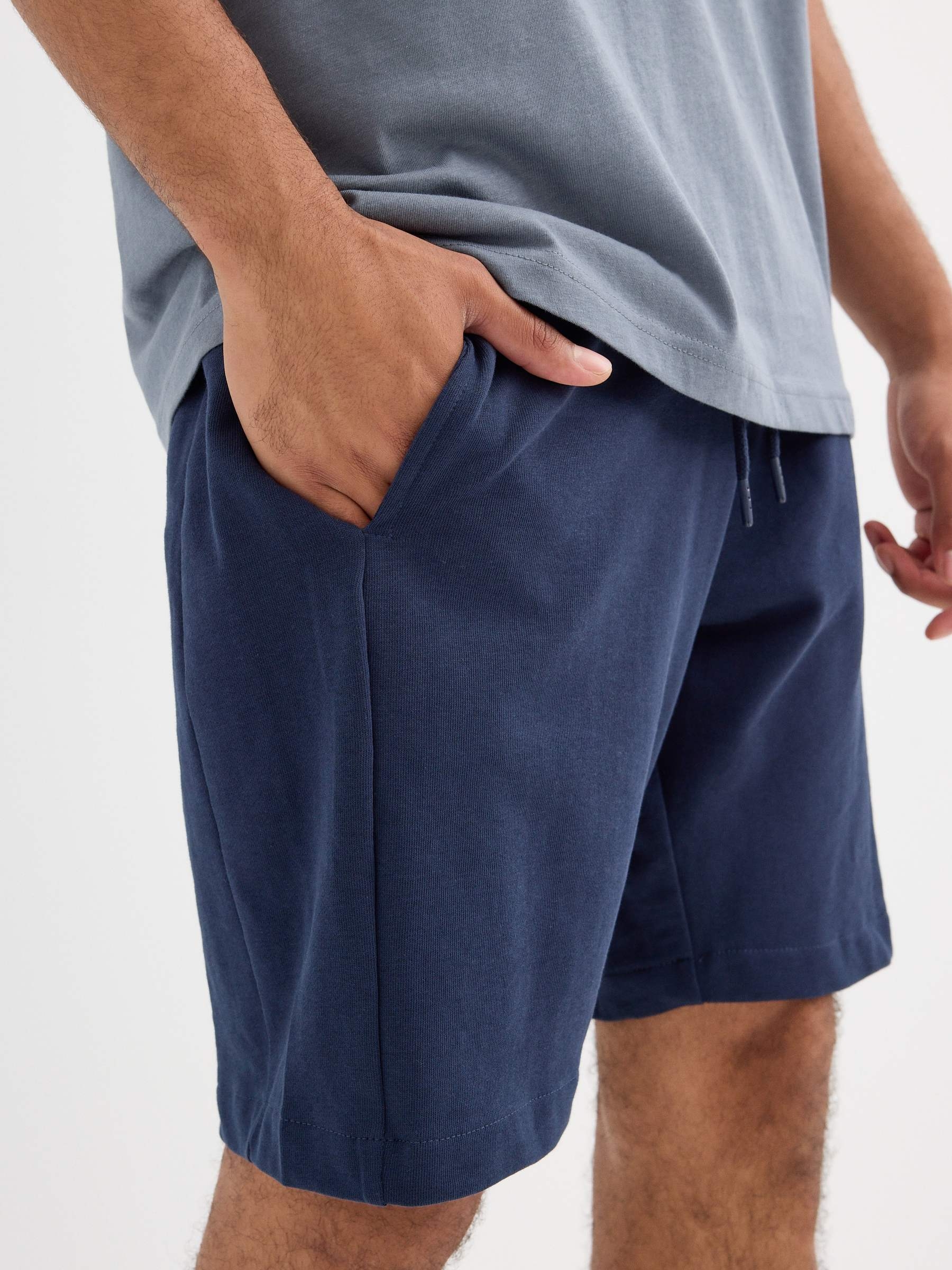 Bermuda jogger algodón azul marino vista media frontal