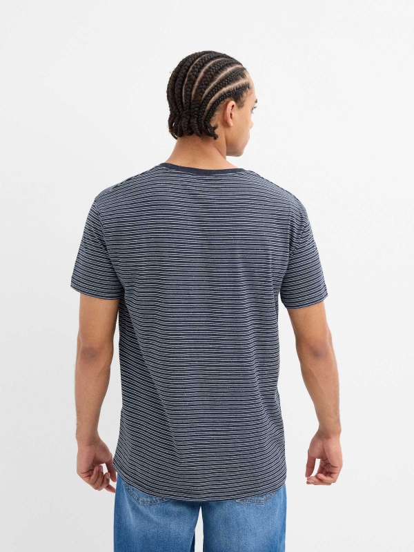 Camiseta de rayas azul marino vista media trasera