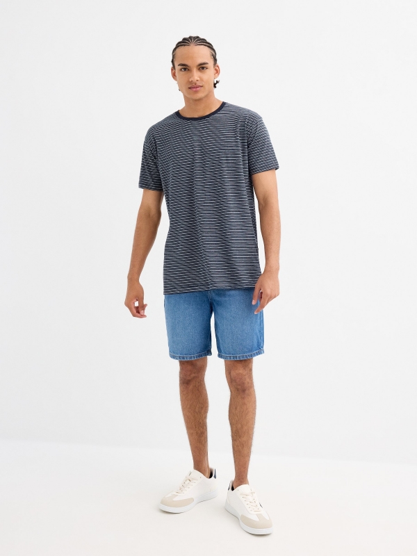 Camiseta listrada azul marinho vista geral frontal