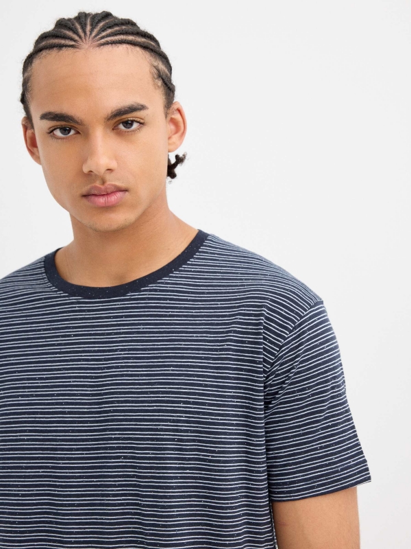 Camiseta de rayas azul marino vista detalle