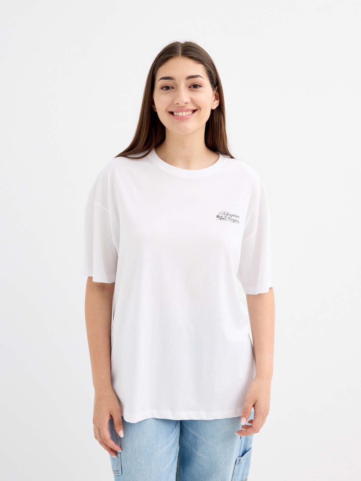 Camiseta oversize adventure blanco vista media frontal