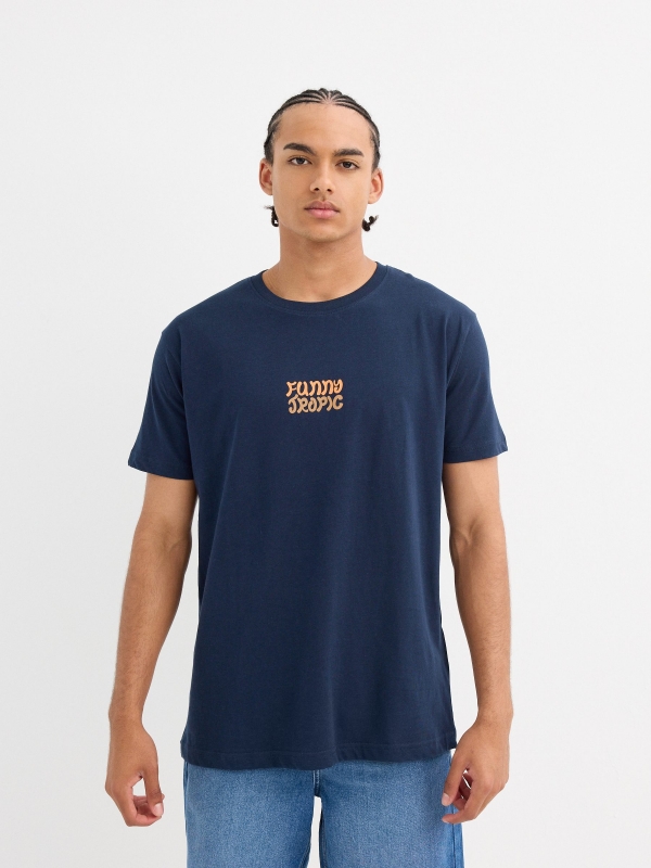 Camiseta estampa trópico azul marinho vista meia frontal