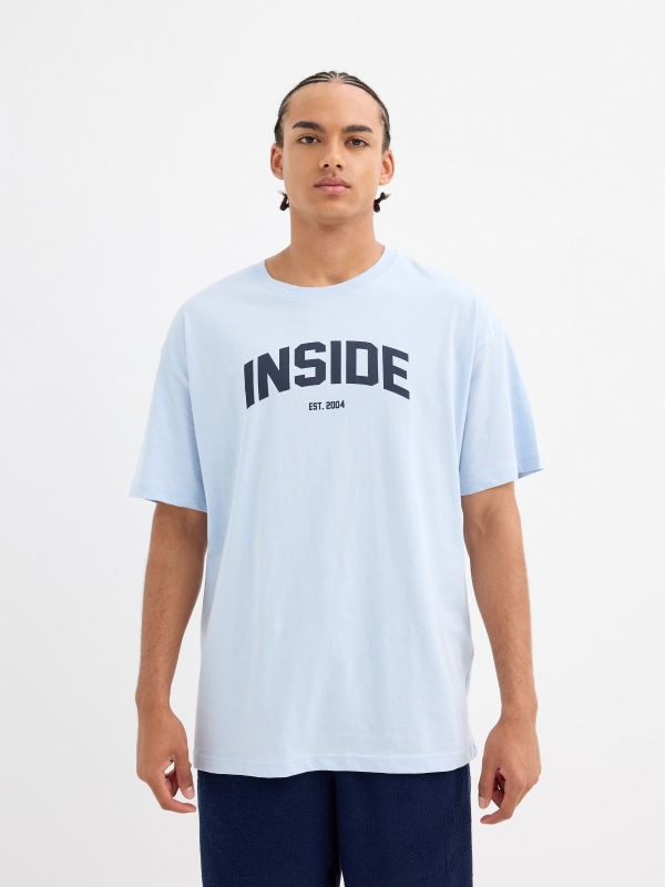 Camiseta texto INSIDE azul claro vista meia frontal