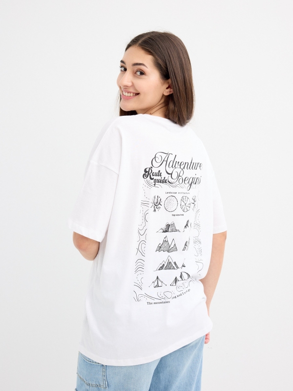 Camiseta oversize adventure blanco vista media trasera