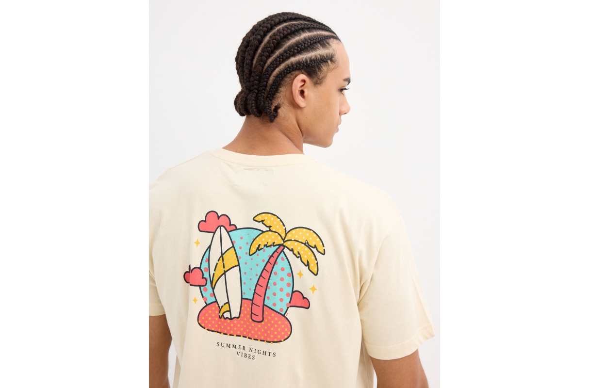 Summer vibes print t-shirt sand middle front view