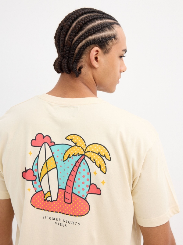 Camiseta estampada summer vibes areia vista detalhe