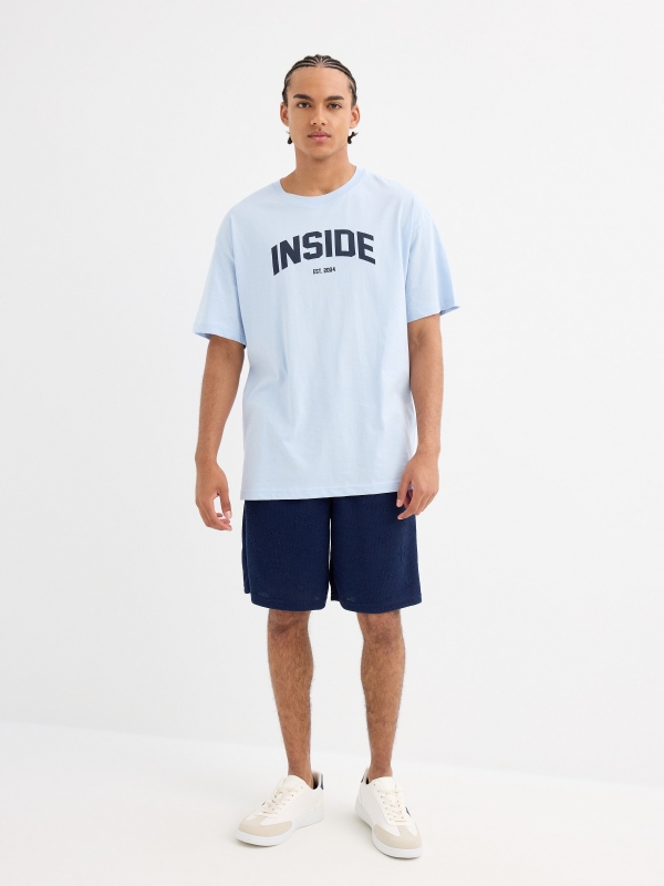 Camiseta texto INSIDE azul claro vista geral frontal