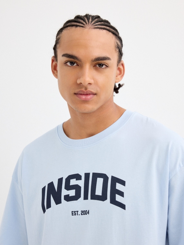 Camiseta texto INSIDE azul claro vista geral frontal