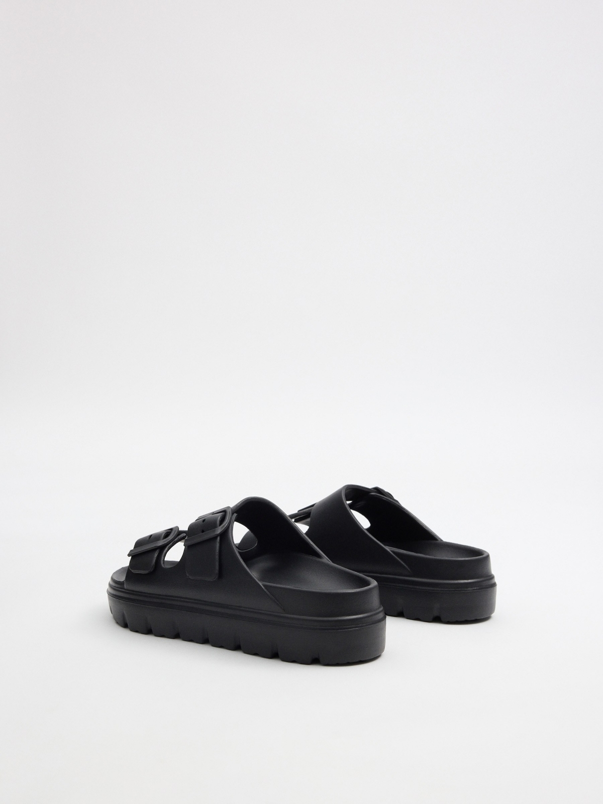 Chinelo plataforma com fivela dupla preta preto vista traseira 45º