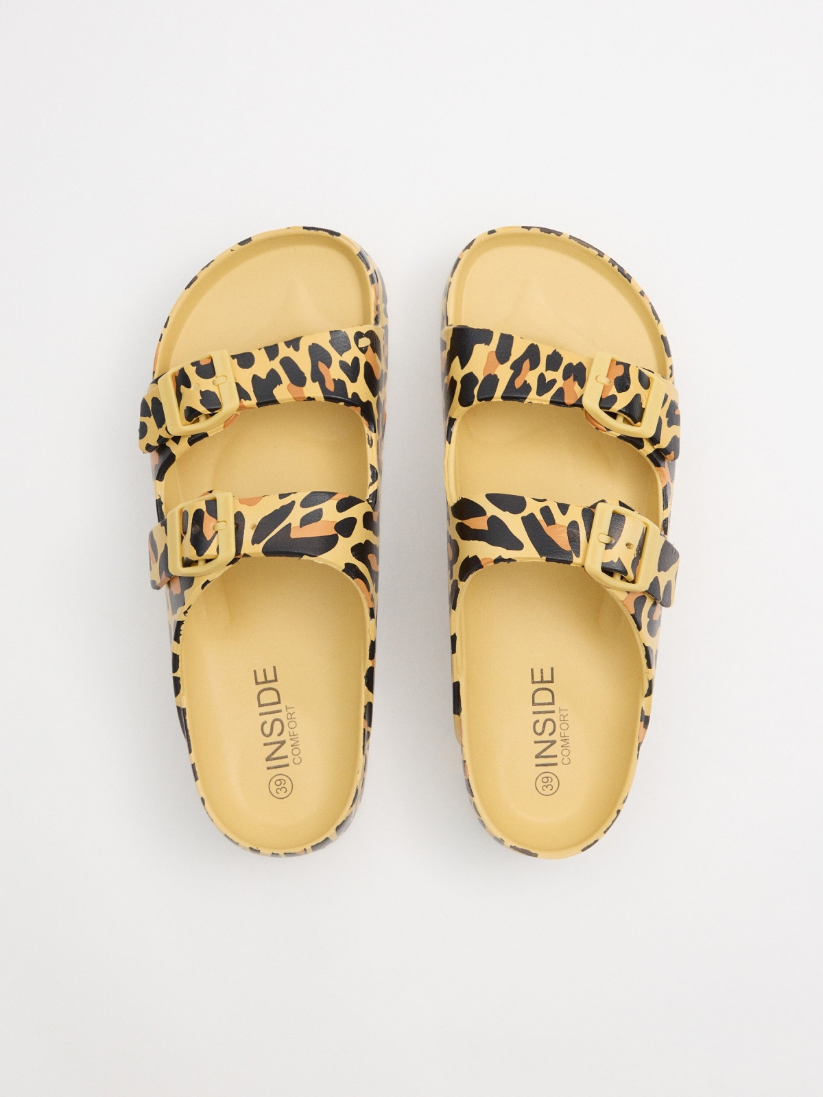 Chancla plataforma con doble hebilla animal print negro vista trasera 45º