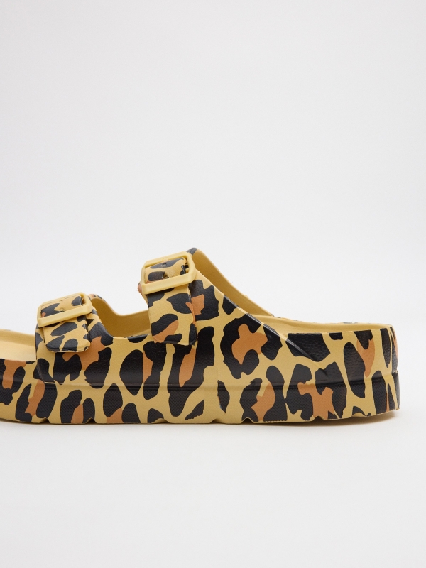 Chinelo plataforma com fivela dupla estampo animal preto vista detalhe