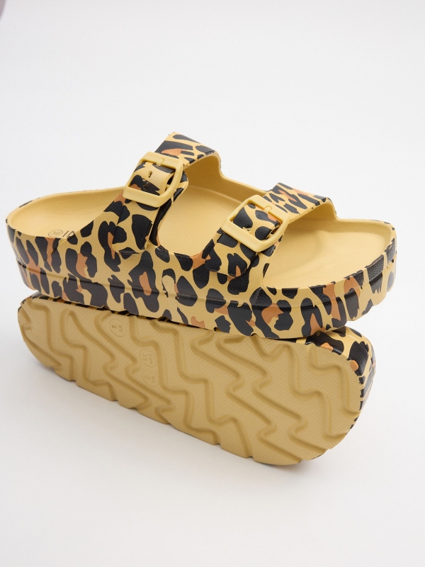 Chinelo plataforma com fivela dupla estampo animal preto vista detalhe