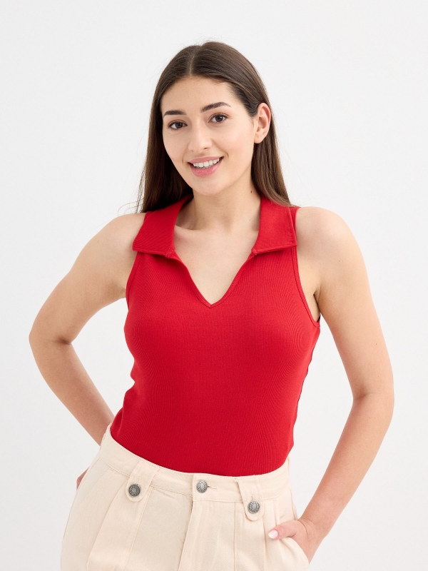 Camiseta polo sem mangas carmim vista meia frontal