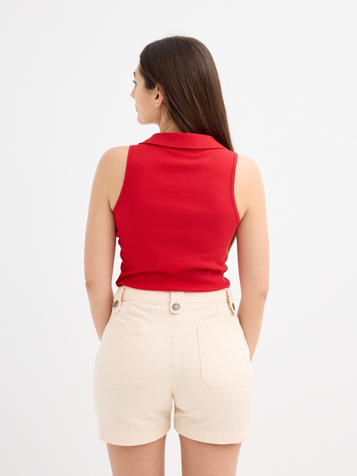 Camiseta polo sem mangas carmim vista meia traseira