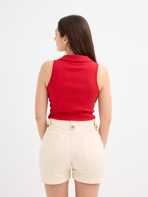 Camiseta polo sem mangas carmim vista meia traseira