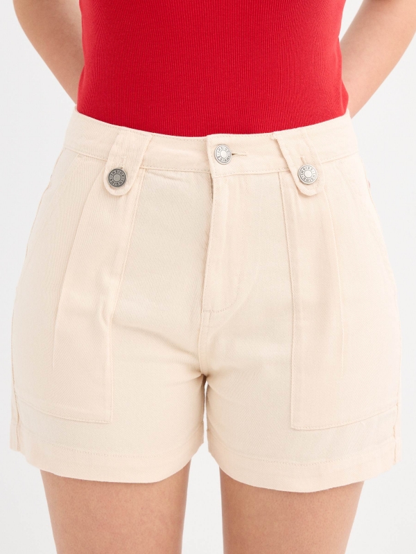 Short beige pinzas beige vista general frontal