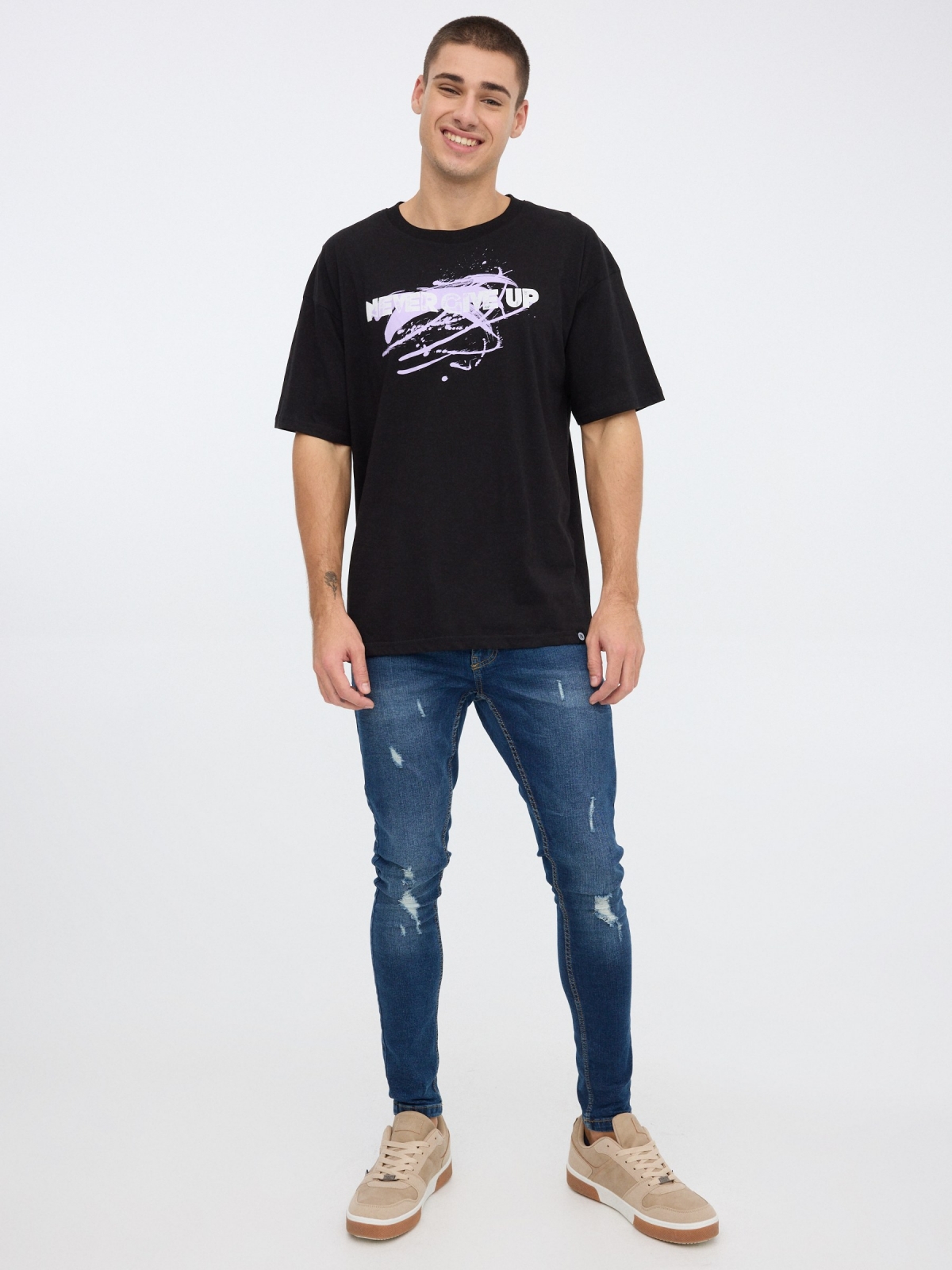 Never GiveUP T-shirt preto vista geral frontal
