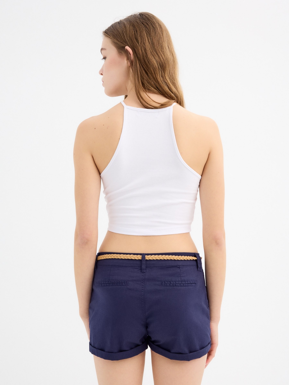Bermudas com cinto azul vista meia traseira