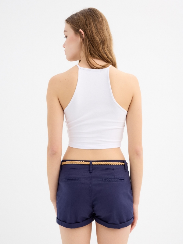 Bermudas com cinto azul vista meia traseira