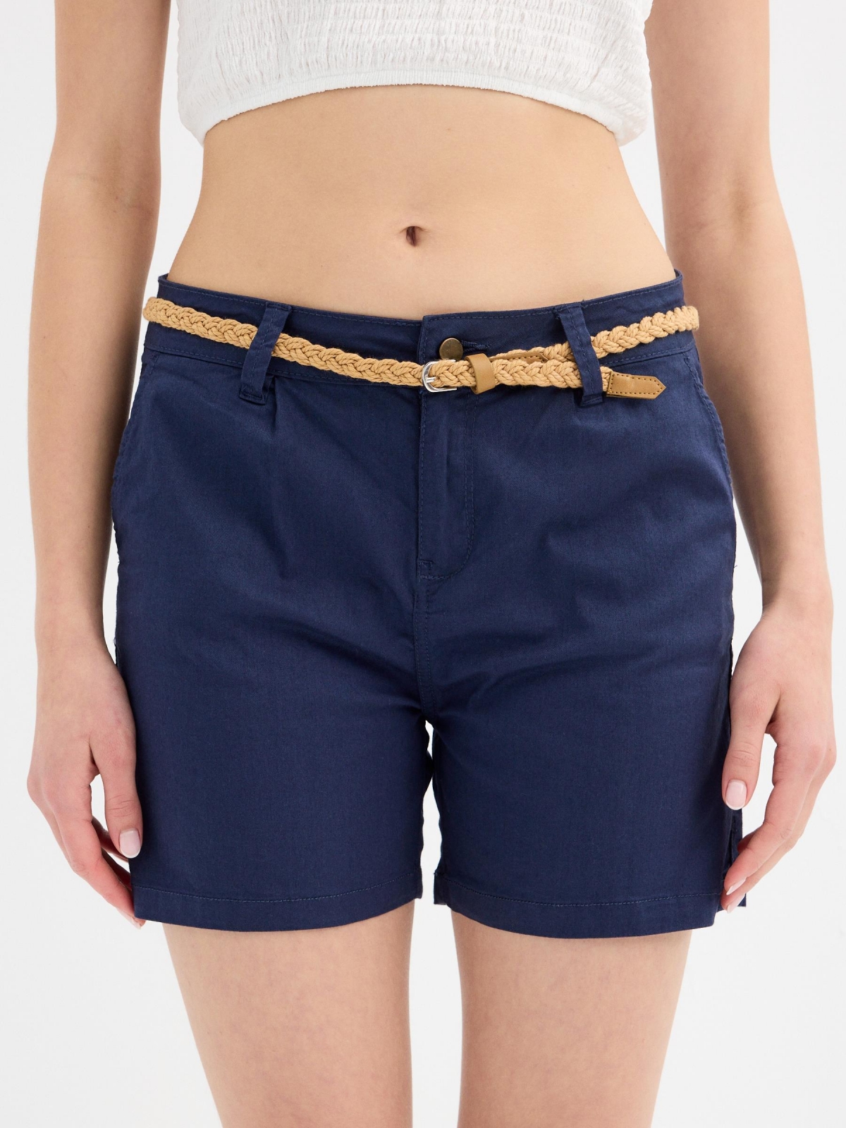 Bermudas com cinto azul vista detalhe frontal