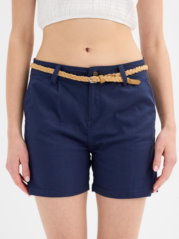 Bermudas com cinto azul vista detalhe frontal