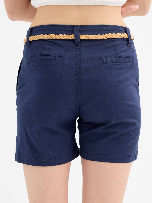 Bermudas com cinto azul vista detalhe traseira