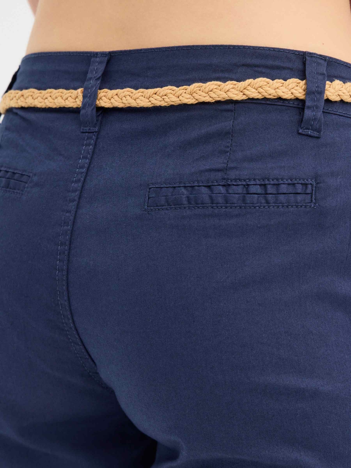 Bermudas com cinto azul vista detalhe