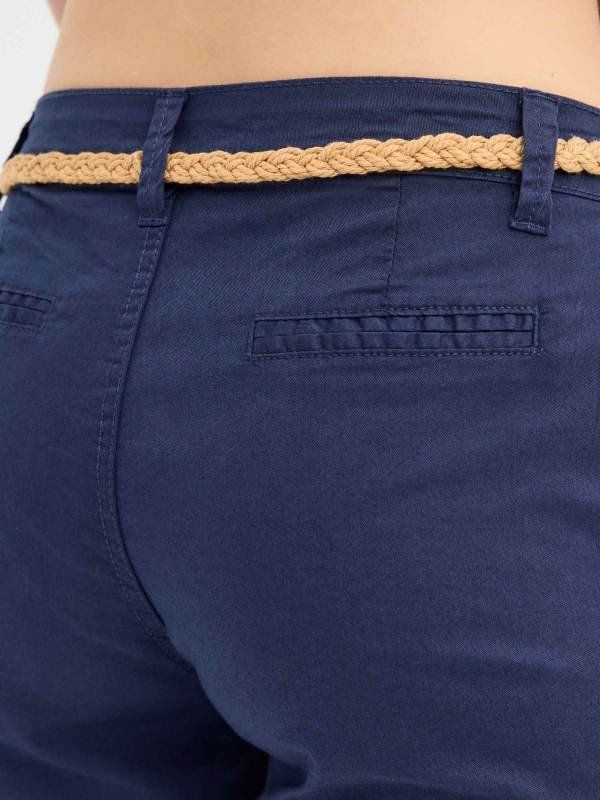 Bermuda con cinturón azul vista detalle