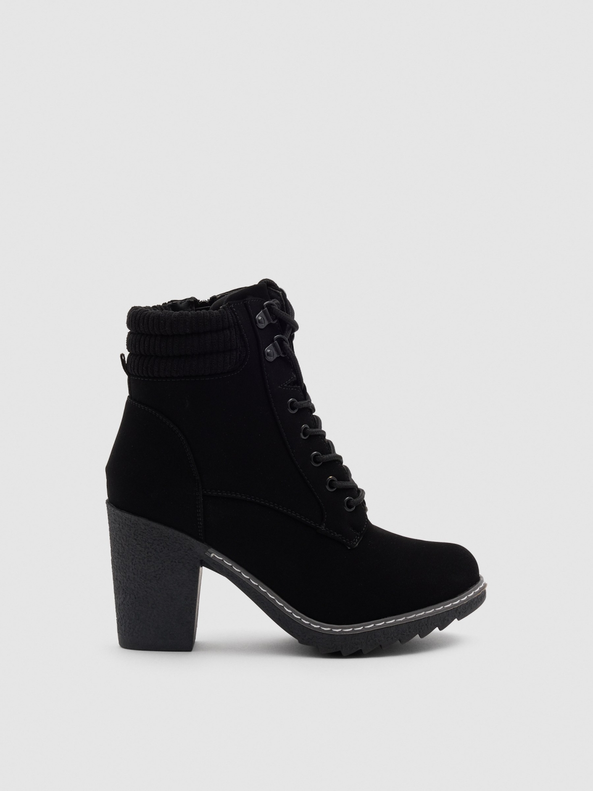 Botins com gola combinada preto