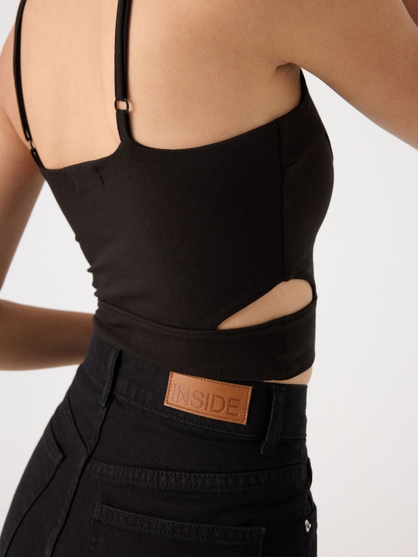 Top cropped cut out negro vista detalle