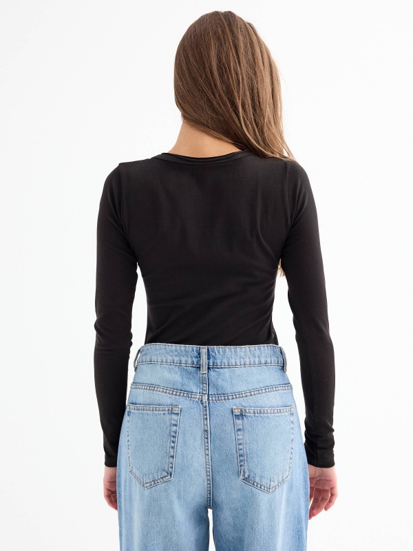 Camiseta básica cuello pico negro vista media trasera
