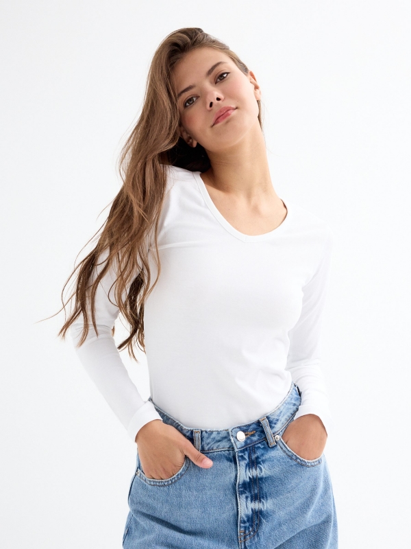 Camiseta básica cuello pico blanco vista media frontal