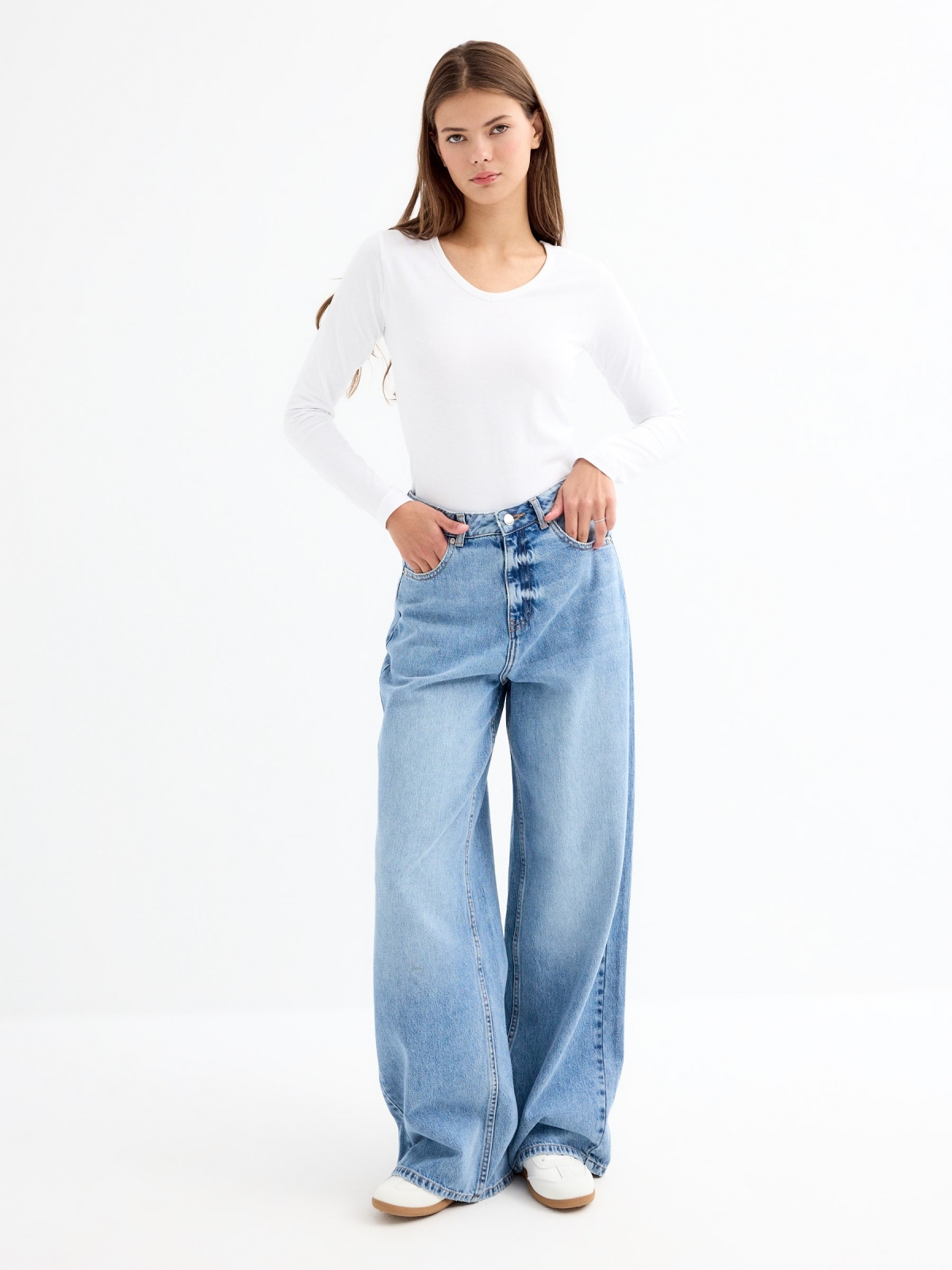 T-shirt básica com decote em V branco vista geral frontal