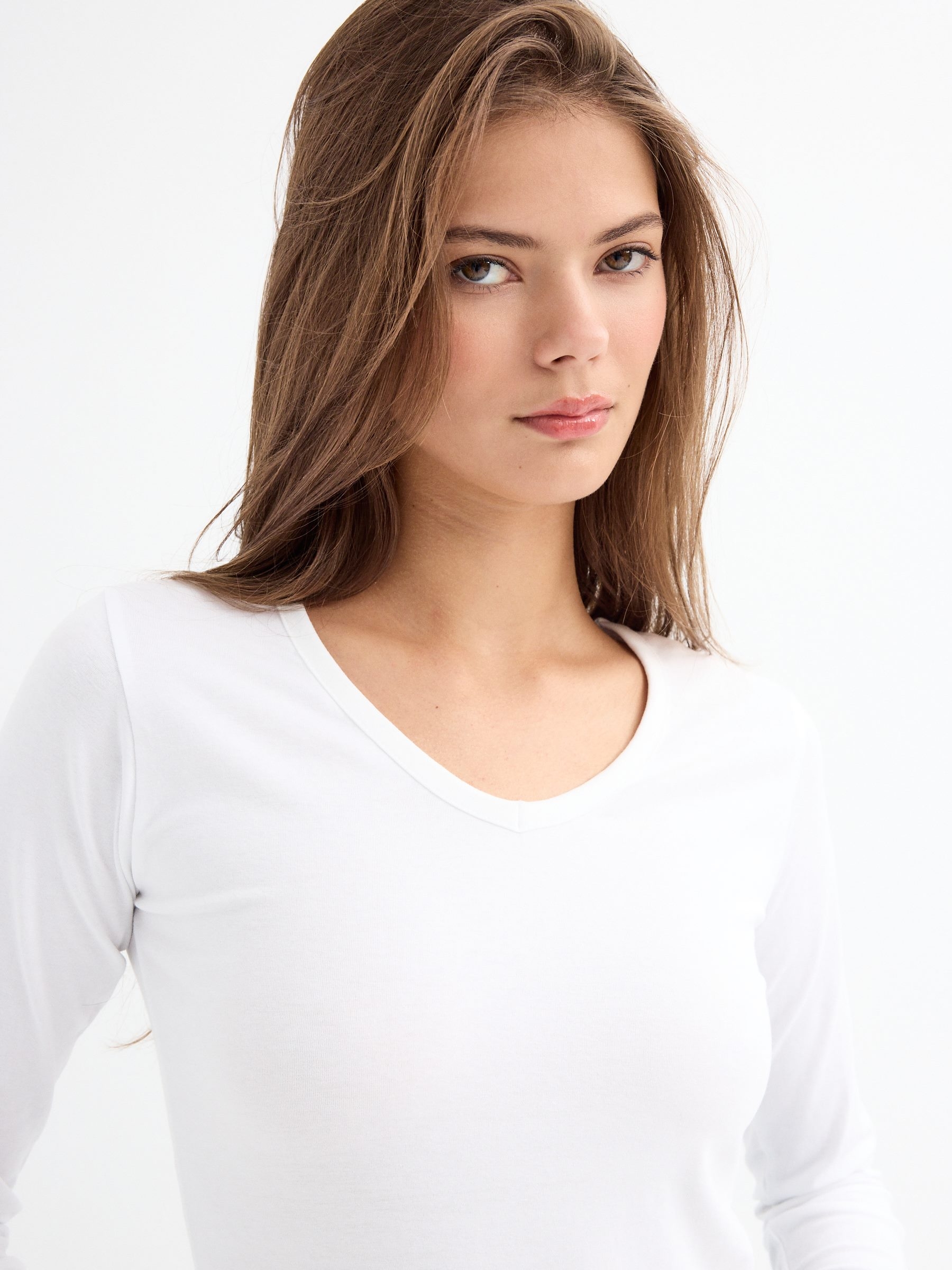 Basic V-neck T-shirt white middle front view